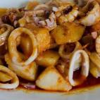 Primero tendrás que preparar los calamares, por otro lado la patata y luego una ajada con pimentón. Lee la receta completa en CookPad.