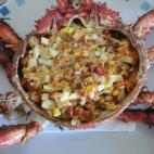 Lleva su propia carne, huevo cocido, cebolla y albariño. El sabor es espectacular y también su presentación así en la mesa. Aprende aquí cómo se prepara.