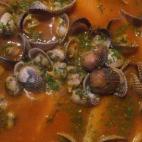 Es una cazuela de lo más sabrosa para la que además necesitarás cebolla, tomate, caldo de pescado y vino blanco. Consulta la receta completa en CookPad.