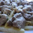 Se elabora con lomo de cerdo, ajo y perejil. Es una de las tapas más solicitadas y se acompaña de patatas fritas. Los pasos para cocinarlo los encuentras aquí.