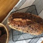 Si tienes una hora basta con que consigas estos ingredientes y sigas estas instrucciones para obtener un pan tan estupendo como éste.