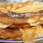 Se sirven con azúcar o canela por encima, aunque también se puede utilizar un hilo fino de miel. También se pueden rellenar con chocolate, con fresas... lo que te sugiera la imaginación. Puedes consultar la receta en CookPad.