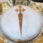 Es una tarta de almendra muy suave y nada pesada, con un ligero aroma a limón. Además es fácil y rápida de preparar siguiendo estos pasos. ¿Qué más se puede pedir?