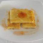 Se prepara con yogur natural, queso requeixo, nata, azúcar, huevos y harina siguiendo estos cuatro pasos.