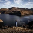 Un pastor sudafricano pasea con sus ovejas cerca de la presa de katse, que abastece de agua a toda Sudáfrica. La situación es cada vez más difícil debido a la sequía que ha devastado los cultivos y las zonas rurales.
