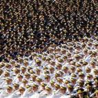 Masas de soldados turcos saludan durante la ceremonia que marca el 87º aniversario del Día de la Victoria en el Mausoleo de Mustafa Kemal Ataturk.