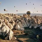 Un paisaje impresionante e incluso más increíble si se observa desde un globo. Capadocia destaca por esa formación geológica única, imposible de ver en otros puntos del planeta, fruto de los movimientos geológicos naturales durante millone...