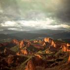 No hace falta viajar a la otra punta del planeta para ver increíbles paisajes rocosos como este. Las Médulas, al oeste de León y casi en la frontera con Orense, fueron en su momento la mayor mina de oro a cielo abierto de todo el Imperio Roma...