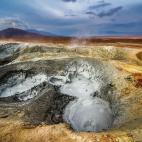 En Potosí, al sur de Bolivia, se encuentra la zona de Sol de Mañana, un lugar característico por su intensa actividad volcánica. Se pueden observar continuas columnas de humo y lava hirviendo, lo que provoca esa sensación de estar en una pe...