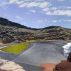 Al suroeste de la canaria isla de Lanzarote se encuentra el charco de los Clicos, también llamado el Lago Verde debido al color de sus aguas, fruto de su entorno volcánico. El azul del agua del mar, la playa negra y el lago verde forman un con...