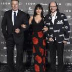 El actor Alec Baldwin, su mujer, Hilaria Thomas, y el director Santiago Segura.