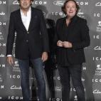 El interiorista Tomás Alía y acompañante.