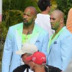 Dwayne Johnson, a la izquierda, junto a su doble en 'Dolor y Dinero'