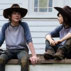 Chandler Riggs con su doble en "The Walking Dead."