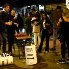 Ni mascarillas ni distancia de seguridad: así ha sido la primera noche de pubs abiertos en Reino Unido.