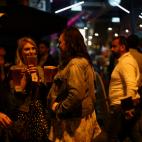 Ni mascarillas ni distancia de seguridad: así ha sido la primera noche de pubs abiertos en Reino Unido.