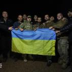 Prisioneros liberados con la bandera.