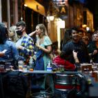 Ni mascarillas ni distancia de seguridad: así ha sido la primera noche de pubs abiertos en Reino Unido.