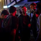 Ni mascarillas ni distancia de seguridad: as&iacute; ha sido la primera noche de pubs abiertos en Reino Unido.