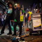 Ni mascarillas ni distancia de seguridad: as&iacute; ha sido la primera noche de pubs abiertos en Reino Unido.