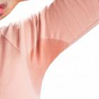 Las manchas amarillas creadas por el sudor se pueden eliminar aplicando lej&iacute;a (si la prenda es blanca) o agua oxigenada durante unos minutos.