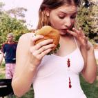 La mejor soluci&oacute;n: agua y vinagre. Si es peque&ntilde;a, basta con frotar la mancha con un cepillo de dientes y esta disoluci&oacute;n.