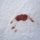 Lo m&aacute;s efectivo es poner la prenda a remojo en agua muy fr&iacute;a, incluso con hielo, y agua oxigenada. Esperamos unos minutos... y a la lavadora.