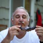 Antes de que el aceite se seque hay que aplicar desengrasante de cocina sobre la mancha. Tambi&eacute;n podemos recurrir a los polvos de talco o la maizena para que lo absorba.