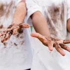 Antes de actuar debemos dejar secar el barro para cepillarlo y eliminar la arena. Despu&eacute;s hacemos una pasta con agua y detergente, la extendemos sobre la mancha y metemos la prenda en la lavadora.