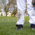 Simplemente hay que poner la prenda a remojo en agua templada alrededor de media hora y luego meterla en la lavadora con el resto de la colada.