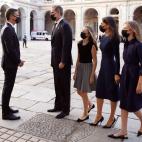Los reyes y sus hijas recibidos por el presidente del Gobierno.