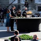 El rey Felipe y la princesa de Asrurias, Leonor, depositan flores en homenaje a las v&iacute;ctimas de la covid-19.
