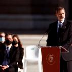El rey Felipe VI, durante su discurso en el Patio de la Armería del Palacio Real donde se celebra este jueves el homenaje de Estado a las víctimas de la pandemia de coronavirus.