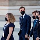 El líder del PP Pablo Casado y el alcalde de Madri, Jose Luis Martinez Almeida , a su llegada al Palacio Real.