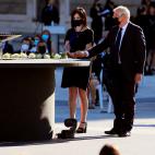 El Alto Representante para la Política Exterior y de Seguridad, Josep Borrell realiza una ofrenda floral en el pebetero central del Patio de la Armería durante el homenaje de Estado.