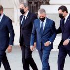 El presidente de la Xunta, Alberto Nuñez Feijoo, el presidente de Melilla, Eduardo de Castro, el lehendakari, íñigo Urkullu y el presidente de Andalucía, Juanma Moreno a su llegada al Palacio Real en Madrid este jueves donde se celebra la c...