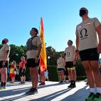 Un grupo de personas cantan el himno de la Legión en las inmediaciones del Patio de la Armería del Palacio Real en Madrid este jueves donde se celebra la ceremonia civil en la que se rinde tributo a los casi 30.000 fallecidos a consecuencia de...