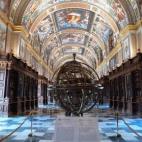 En su día Felipe II, un gran amante de los libros, decidió guardar en este monasterio más de 50.000 volúmenes. Destacan sus manuscritos árabes, hebreos y latinos. Además de a los libros, hay que prestar especial atención a sus espectacula...