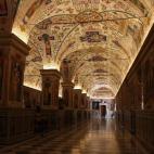 Para consultar sus libros —unos 75.000 manuscritos y más de un millón de volúmenes impresos— se necesita un permiso especial de investigador o especialista. También custodia la Biblia más antigua del mundo. Ver más fotos de la bibliot...