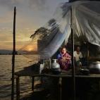 Las inundaciones en Morigaon (India) se han agravado y han obligado a esta pareja a refugiarse en una tienda de campaña provisional.