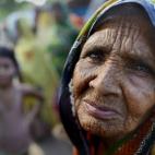 La llorosa mirada de una anciana refugiada en un campamento provisional tras las inundaciones en Morigaon, India.