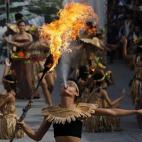 El Festival del Nenúfar en Las Pinas, Filipinas, ha dejado imágenes como la de este artista ataviado con un traje tradicional. Dicho festival quiere promocionar la producción y comercio de nenúfares del país.