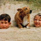 En lugar de un hueso enterrado, este perrito encontró un príncipe y una princesa. En esta foto publicada en mayo de 2012 por el Palacio de Buckingham vemos al Príncipe Carlos y a la Princesa Ana en 1957, con su corgi en Holkham Beach, Norfol...