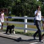 El "bebé Real" de Estados Unidos. El presidente de Barack Obama con la primera dama Michelle Obama y sus hijas Malia (izq.) y Sasha (der.) paseando por el faro de Bar Harbor, el 17 de julio de 2010. (YURI GRIPAS/AFP/Getty Images)