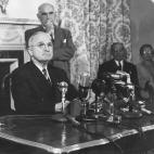 Truman decía que la "S" en su nombre no era la abreviación de nada. Pero todos sabemos que significaba "serpiente". El expresidente Harry S Truman (1884 - 1972) en una conferencia de prensa negándose a aparecer ante el Un-American Activities...