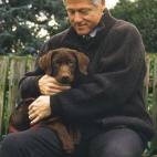 Bill Clinton y su perro Buddy. (http://www.access.gpo.gov/nara/pubpaps/1997portv2.htm)