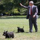 El Presidente de Estdos Unidos George W. Bush caminando en los jardines de la Casa Blanca con sus perros Barney y Miss Beazley el 13 de agosto de 2006. (MANDEL NGAN/AFP/Getty Images)