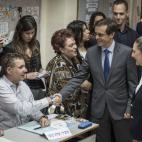 Isaac Herzog, aspirante al poder por la Unión Sionista, una alianza forjada sobre el Partido Laborista, saluda a su mesa electoral en Tel Aviv.