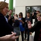 La ex ministra de Justicia y negociadora con los palestinos, Tzipi Livni, saluda a sus simpatizantes en la puerta de su colegio en Tel Aviv. Su partido, Hatnua, se ha aliado con los laboristas bajo la marca Unión Sionista y amenaza con arrebata...