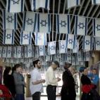 Colonos de Kiryat Arba, en la Cisjordania ocupada, votando en su colegio.